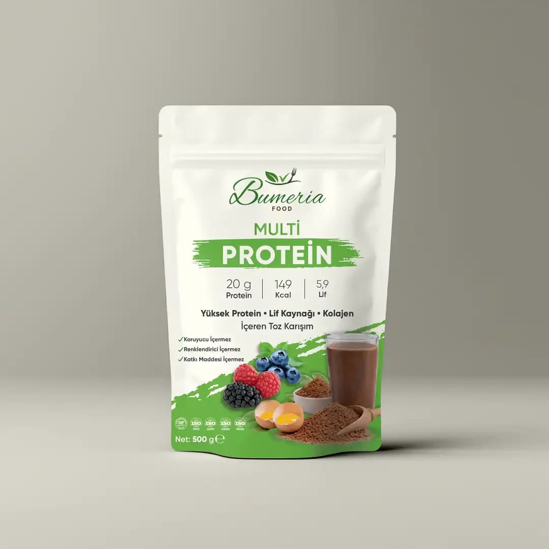 Bumeria Food Multi Protein paketi: gri zeminde ayakta duran beyaz paket, yeşil Multi Protein yazısı, besin değerleri ve orman meyvesi görseli.