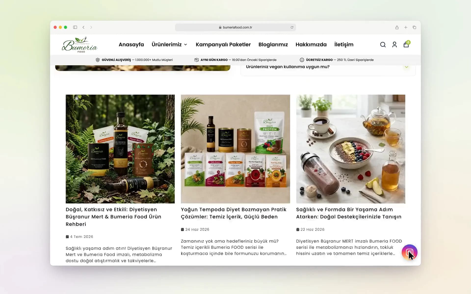 Bumeria Food masaüstü mağaza turundan bir kare: ana sayfanın blog alanında ormanda sirke ekstraktı şişeleri, renkli toz karışım paketleri ve meyveli kahvaltı kâsesinin görüldüğü üç yazı kartı, başlıkları ve özetleri; sağ altta sabit Instagram düğmesi.