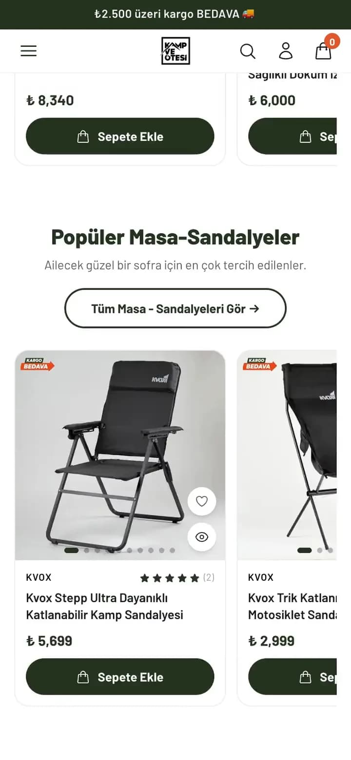 Kamp ve Ötesi telefon turundan bir kare: ana sayfada pişirme gereçlerinin son kartları, Popüler Masa-Sandalyeler başlığı, Tüm Masa - Sandalyeleri Gör düğmesi ve katlanır kamp sandalyesi kartları.
