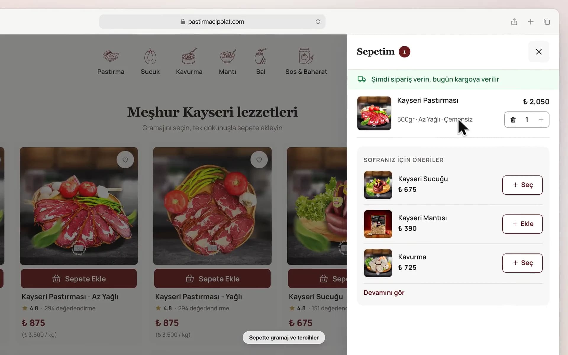 Pastırmacı Polat masaüstü mağaza turundan bir kare: tarayıcı penceresinde sağdan açılan sepet; Şimdi sipariş verin, bugün kargoya verilir notu, sepetteki Kayseri pastırması seçilen gramaj, içerik ve çemen tercihleriyle, altında Sofranız için öneriler; arkada kararmış Meşhur Kayseri lezzetleri kartları ve altta Sepette gramaj ve tercihler etiketi.