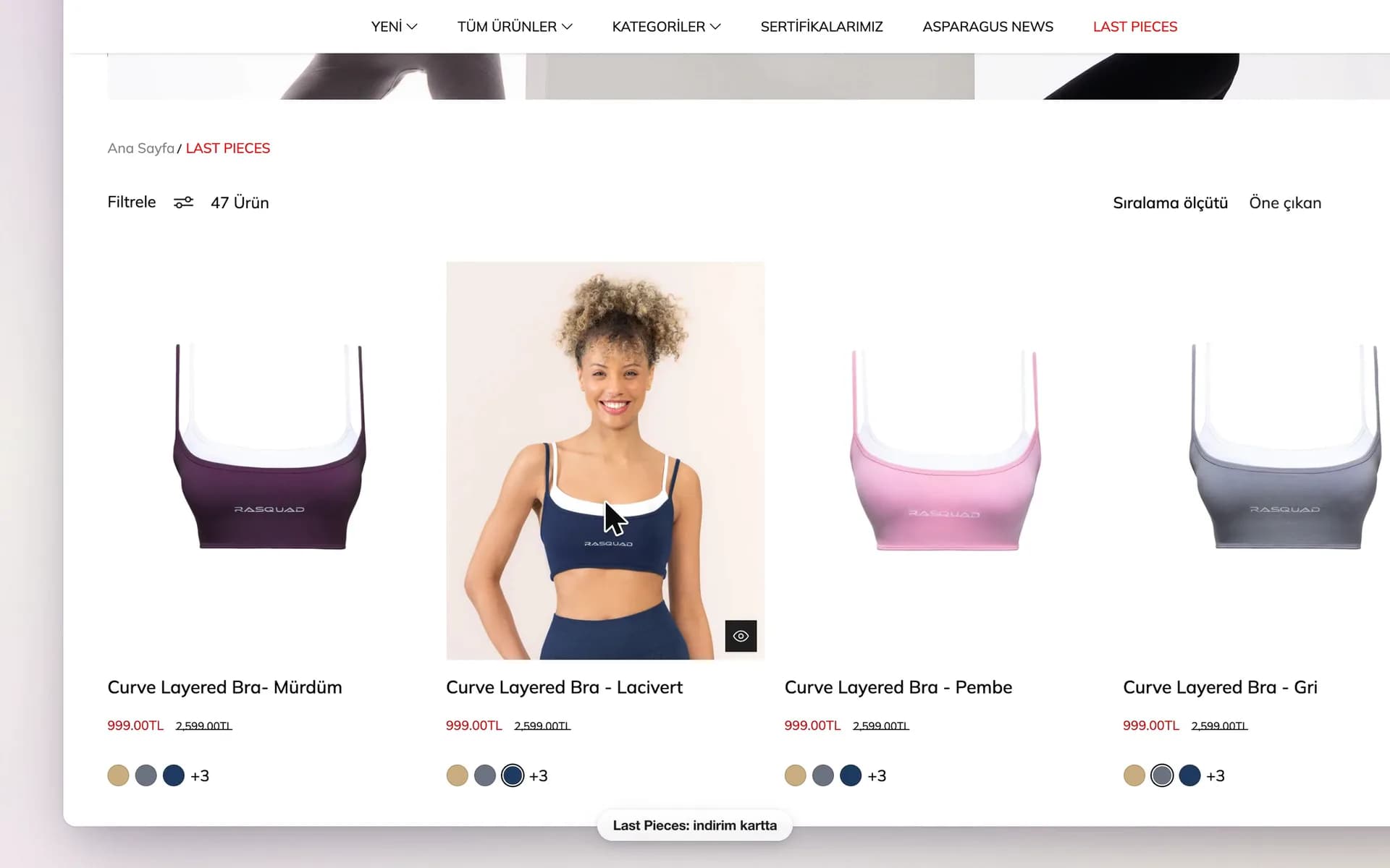 Rasquad masaüstü mağaza turundan bir kare: tarayıcı penceresinde Last Pieces koleksiyon sayfası, Curve Layered Bra'nın mürdüm, lacivert, pembe ve gri kartları, lacivert kartta modelli ikinci görsel; altta Last Pieces etiketi.