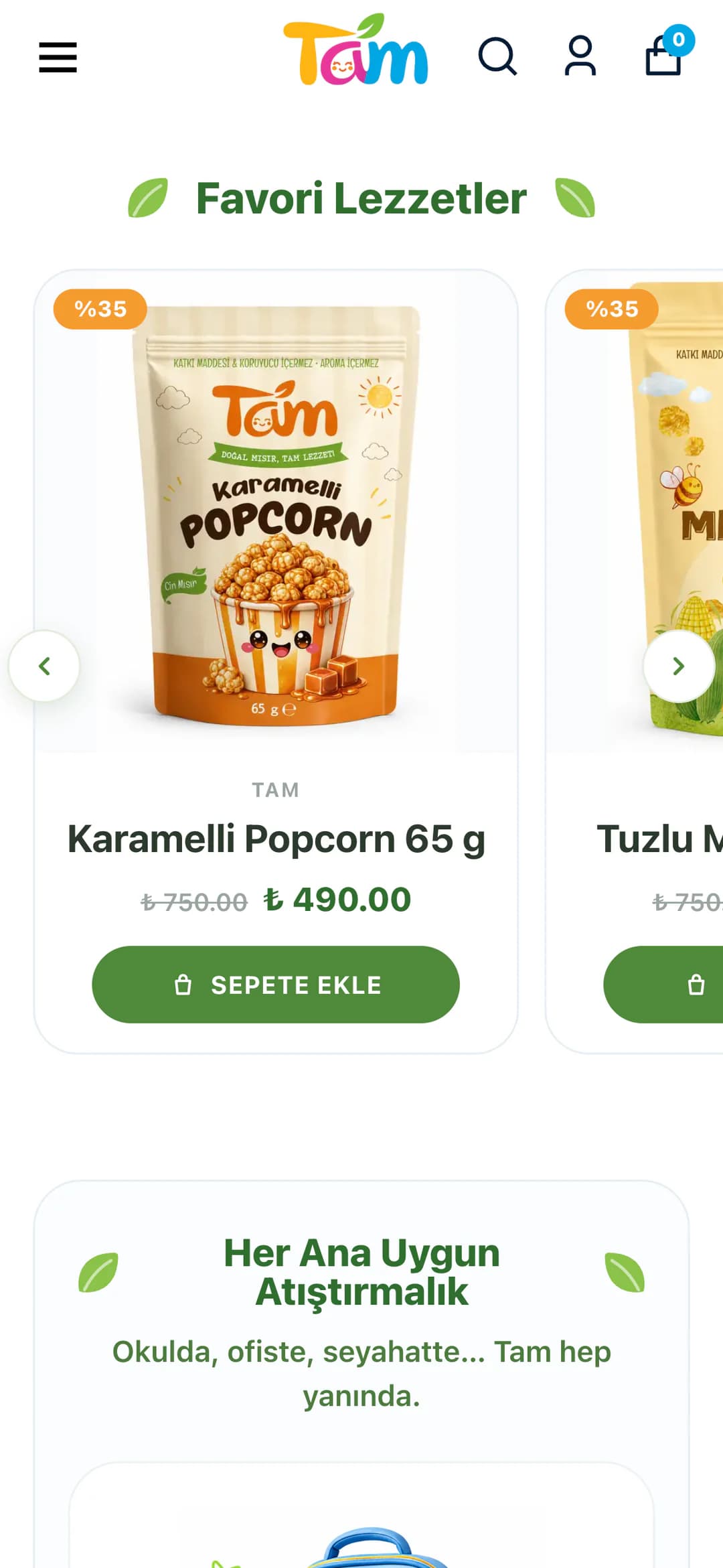 Tam ana sayfasındaki Favori Lezzetler rayı telefonda: yapraklı yeşil başlığın altında %35 rozetli Karamelli Popcorn 65 g kartı, ambalaj görseli, üstü çizili ₺750.00 ve ₺490.00 fiyat, yeşil SEPETE EKLE düğmesi; yanda bir sonraki kart ve kaydırma okları.