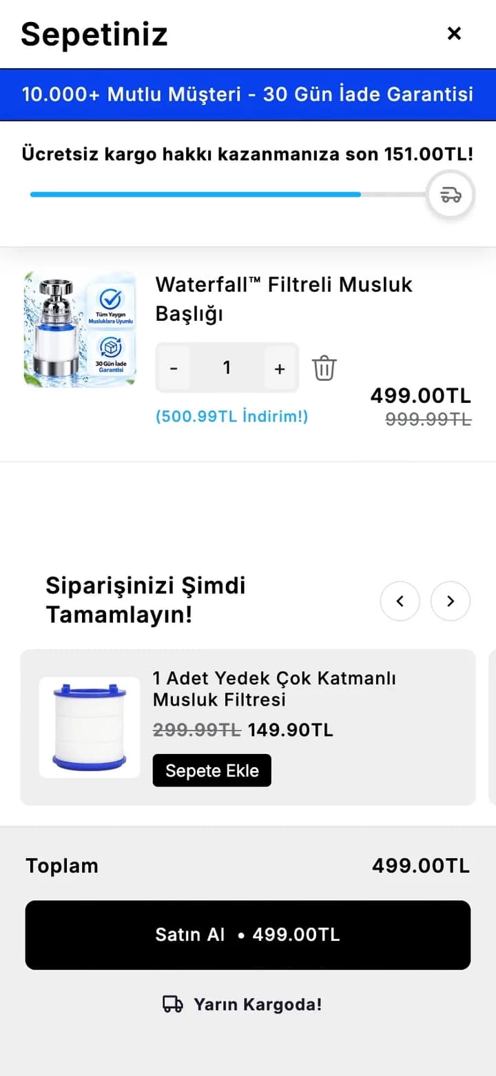 Waterfall telefon turundan bir kare: video şeridinden sepete eklenen filtreli musluk başlığıyla açılan Sepetiniz çekmecesi; 10.000+ Mutlu Müşteri - 30 Gün İade Garantisi şeridi, Ücretsiz kargo hakkı kazanmanıza son 151.00TL yazısı ve ilerleme çubuğu, 499.00TL fiyatlı ürün, Siparişinizi Şimdi Tamamlayın altında yedek musluk filtresi önerisi ve Satın Al düğmesi.