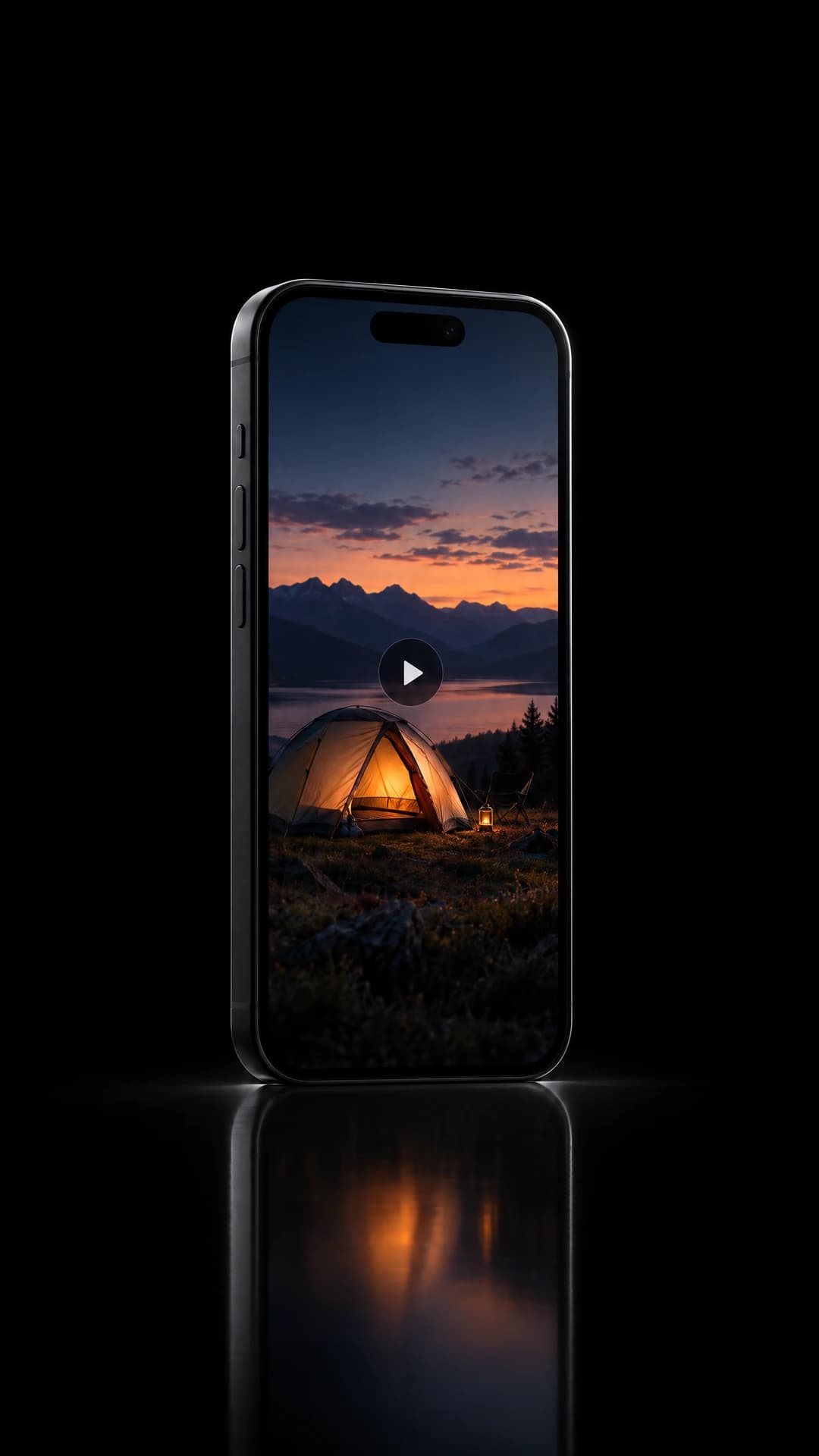 Telefon ekranında gün batımında kamp çadırı videosu