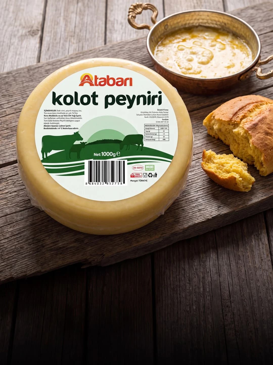 Atabarı kategori görseli: koyu ahşap masada Atabarı kolot peyniri, arkada bakır sahanda kuymak ve mısır ekmeği.