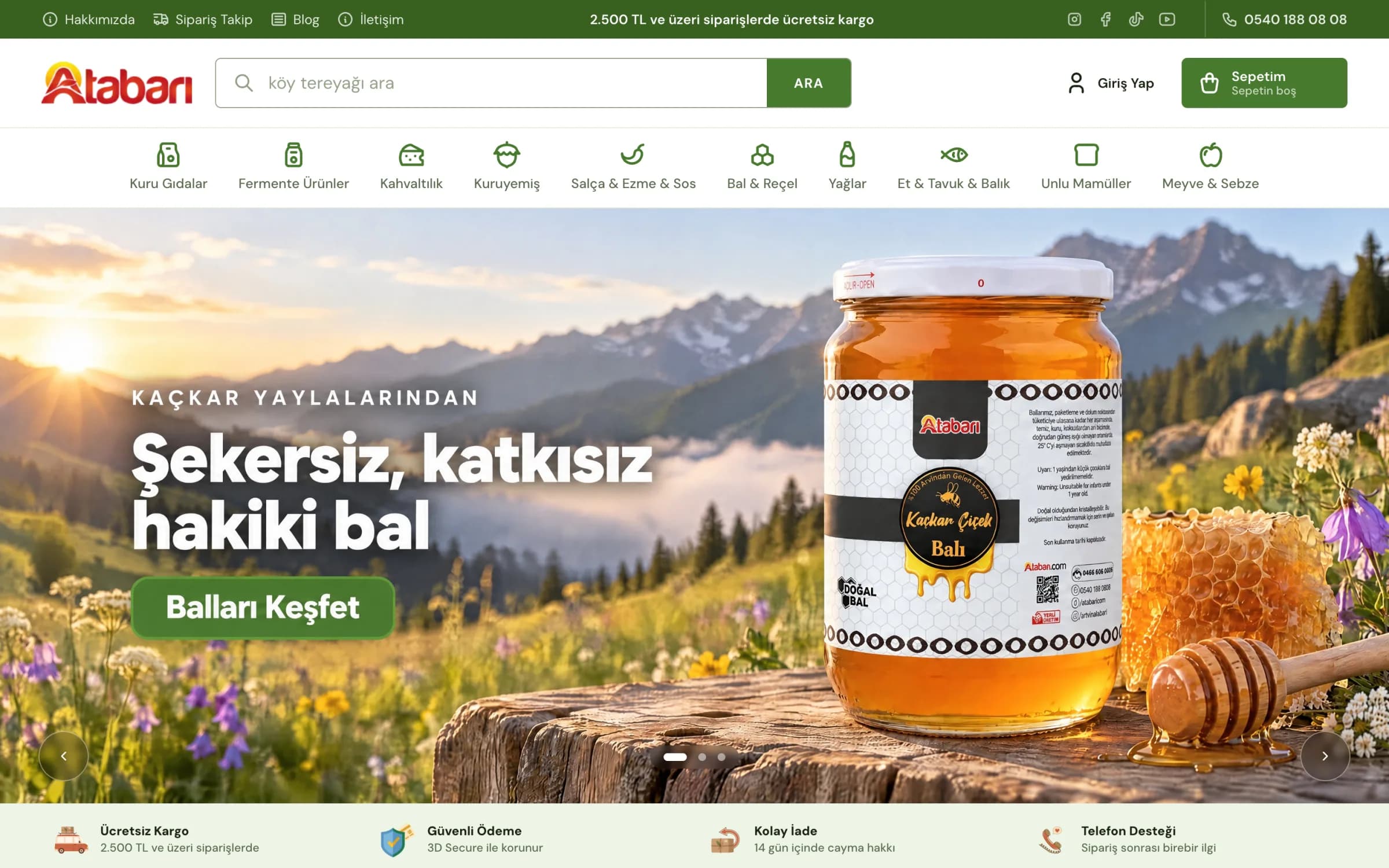 Atabarı'nın masaüstü ana sayfası: yeşil üst çubukta 2.500 TL ve üzeri siparişlerde ücretsiz kargo duyurusu, logo, köy tereyağı ara yazılı arama kutusu, Giriş Yap ve yeşil Sepetim düğmesi; Kuru Gıdalar'dan Meyve & Sebze'ye ikonlu kategori menüsü; açılış sahnesinde gün doğumunda çiçekli yayla ve karlı dağlar önünde kütük üzerinde kestane çiçek balı kavanozu, Kaçkar yaylalarından, Şekersiz, katkısız hakiki bal yazısı ve Balları Keşfet düğmesi; altta güven kutuları.