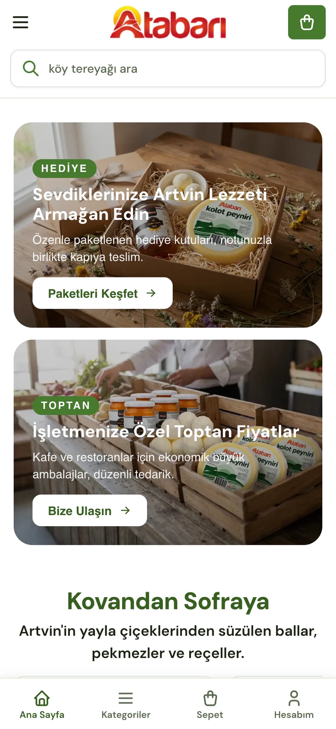 Atabarı ana sayfasındaki iki yönlendirme kartı telefonda: hasır dolgulu hediye kutusunda bal, tereyağı ve kolot peyniriyle Hediye etiketli Sevdiklerinize Artvin Lezzeti Armağan Edin kartı ve Paketleri Keşfet düğmesi; ahşap kasalarda ürünlerle Toptan etiketli İşletmenize Özel Toptan Fiyatlar kartı ve Bize Ulaşın düğmesi; altında Kovandan Sofraya başlığı.