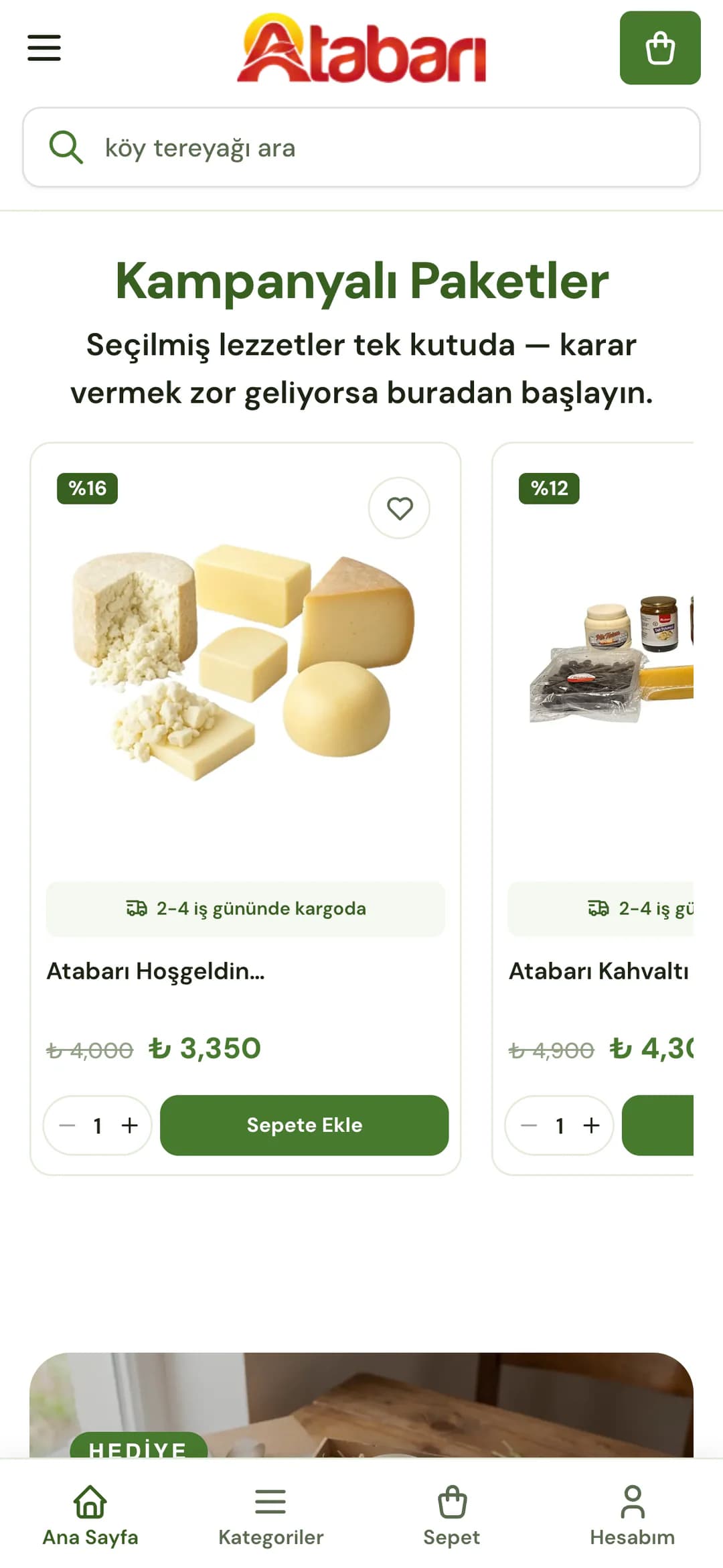 Atabarı ana sayfasındaki Kampanyalı Paketler şeridi telefonda: seçilmiş lezzetleri tek kutuda sunan alt başlık; %16 indirimli Atabarı Hoşgeldin paketi (₺ 4,000 yerine ₺ 3,350) peynir fotoğrafı, 2-4 iş gününde kargoda etiketi, adet seçici ve Sepete Ekle düğmesiyle, yanında %12 indirimli Atabarı Kahvaltı paketinin başı.