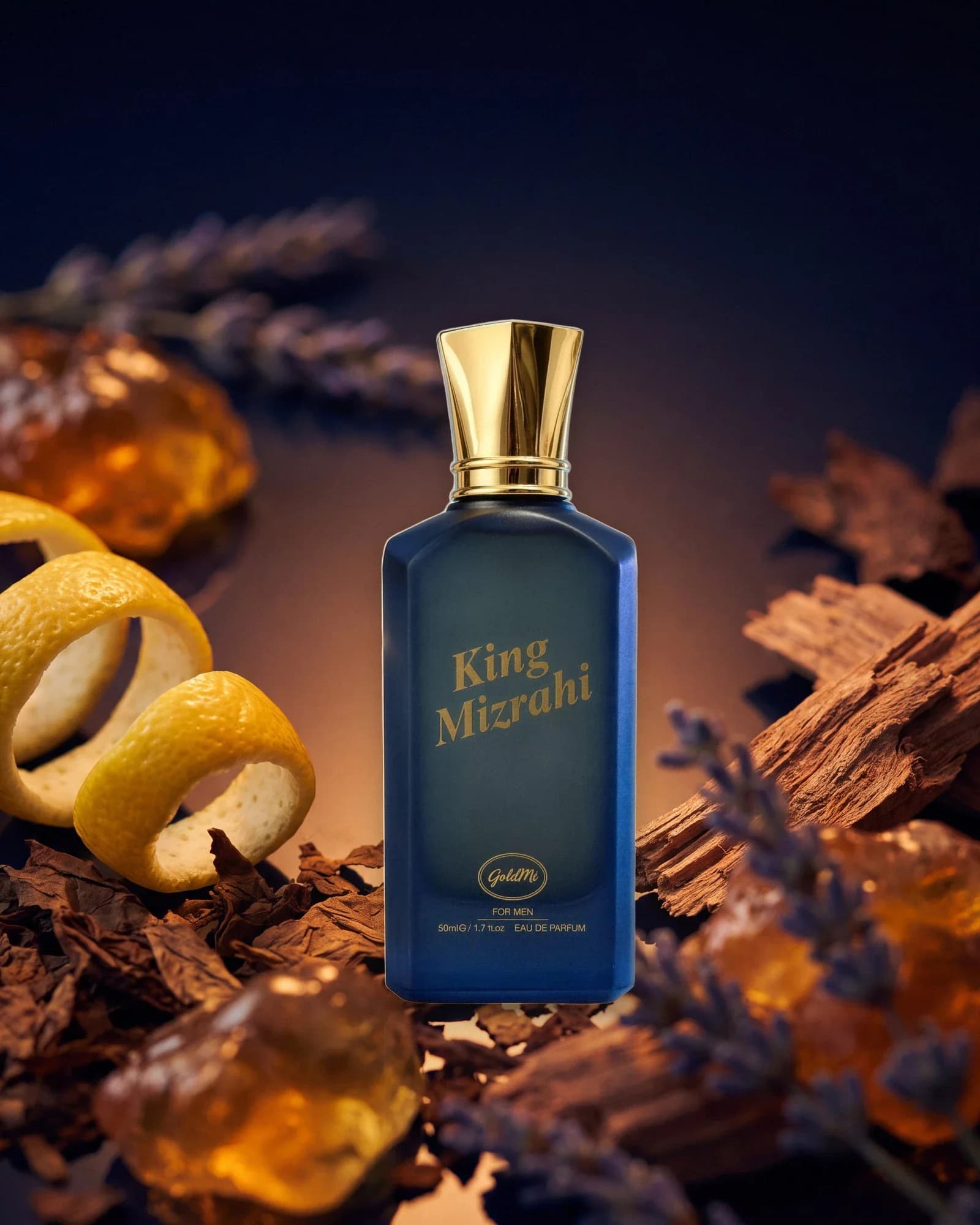King Mizrahi Dark Blue karakter görseli: lacivert zeminde şişenin çevresinde limon kabuğu kıvrımları, amber parçaları, odun ve lavanta.