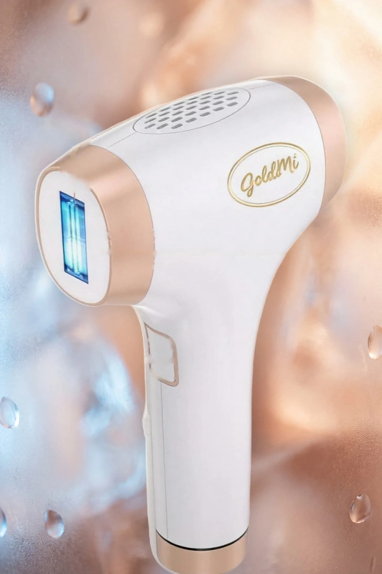 GoldMi IPL-01 ürün fotoğrafı: buzlu, ışıltılı zemin önünde mavi ışık penceresi ve gül altını detaylarıyla beyaz cihaz, üzerinde oval GoldMi logosu.