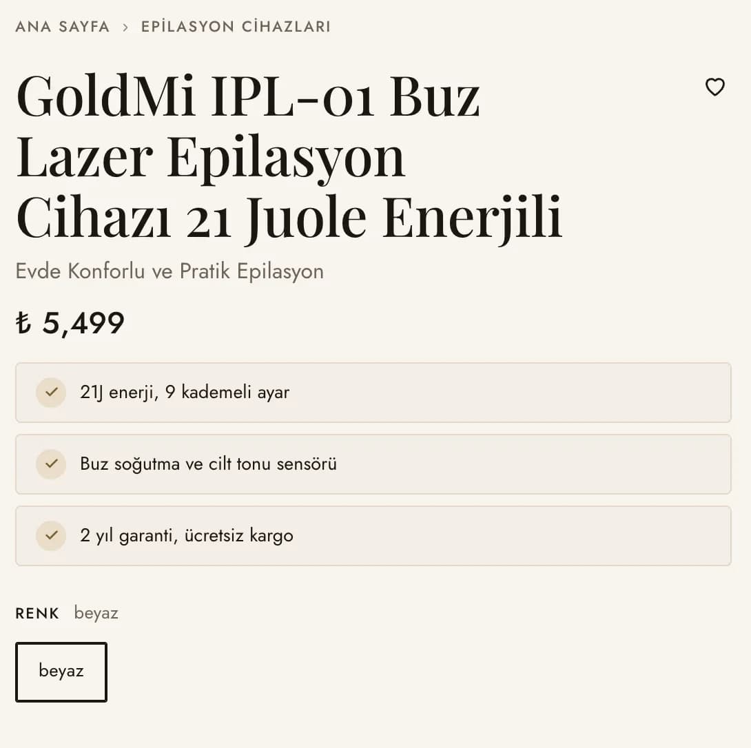 GoldMi IPL-01 epilasyon cihazı sayfasının bilgi sütunu masaüstünde, parfümle aynı iskelette: Ana Sayfa, Epilasyon Cihazları yolu, serif başlık, Evde Konforlu ve Pratik Epilasyon alt başlığı, ₺ 5,499 fiyat; 21J enerji ve 9 kademeli ayar, buz soğutma ve cilt tonu sensörü, 2 yıl garanti ve ücretsiz kargo satırları; altında renk seçimi ve beyaz seçeneği.