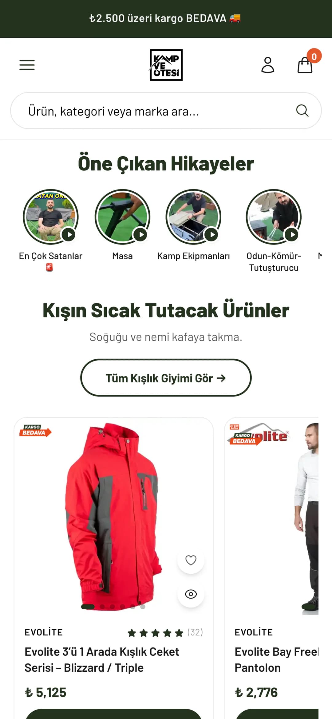 Kamp ve Ötesi'nin telefondaki ana sayfası: koyu yeşil şeritte ₺2.500 üzeri kargo BEDAVA duyurusu, logo, hesap ve sepet düğmeleri, Ürün, kategori veya marka ara... kutusu; Öne Çıkan Hikayeler başlığı altında video halkaları (En Çok Satanlar, Masa, Kamp Ekipmanları, Odun-Kömür-Tutuşturucu); altında sezonluk Kışın Sıcak Tutacak Ürünler vitrini, Tüm Kışlık Giyimi Gör düğmesi ve mont ile pantolon kartları.