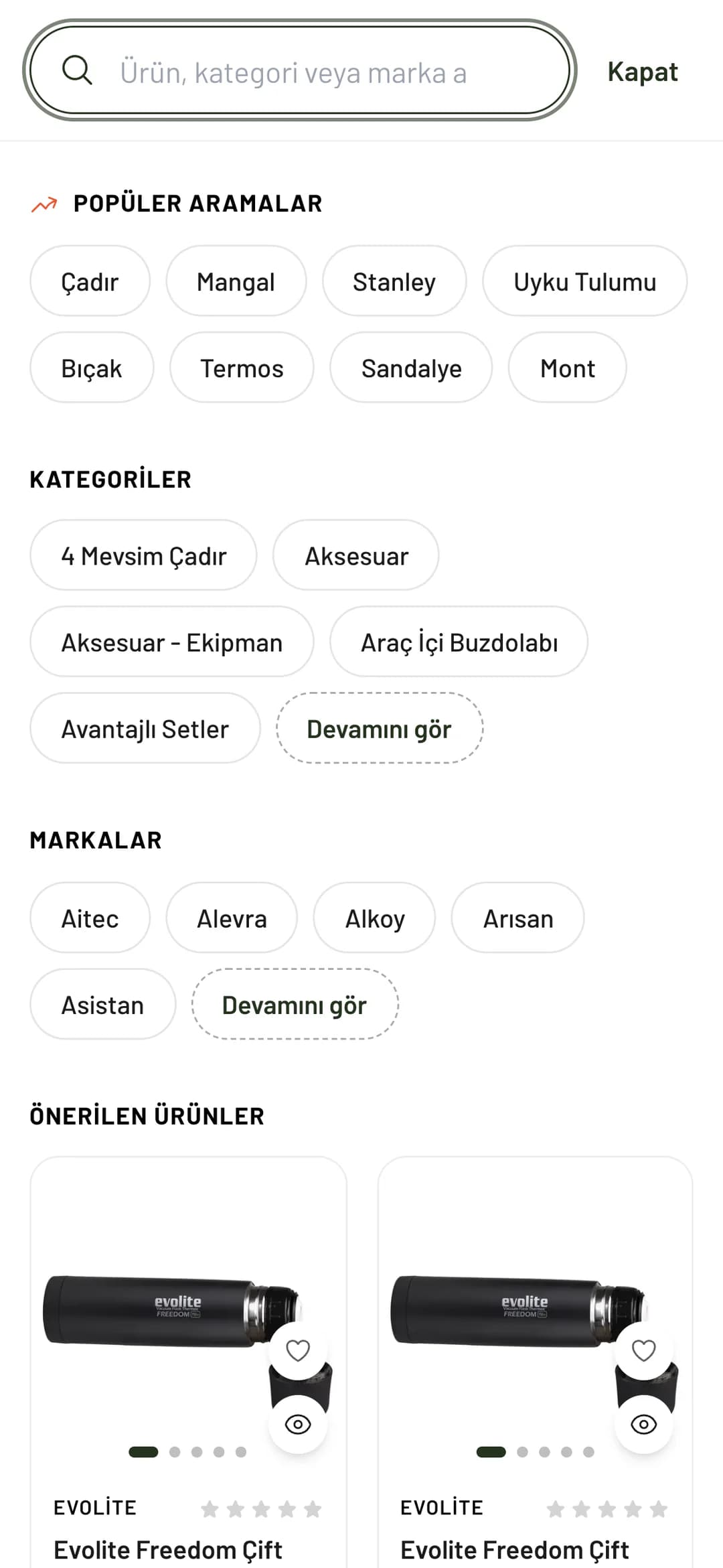 Kamp ve Ötesi arama paneli telefonda: Ürün, kategori veya marka ara kutusu ve Kapat; Popüler Aramalar (Çadır, Mangal, Stanley, Uyku Tulumu, Bıçak, Termos, Sandalye, Mont), Kategoriler (4 Mevsim Çadır, Aksesuar, Avantajlı Setler...), Markalar (Aitec, Alevra, Alkoy, Arısan, Asistan) düğmeleri ve Önerilen Ürünler.