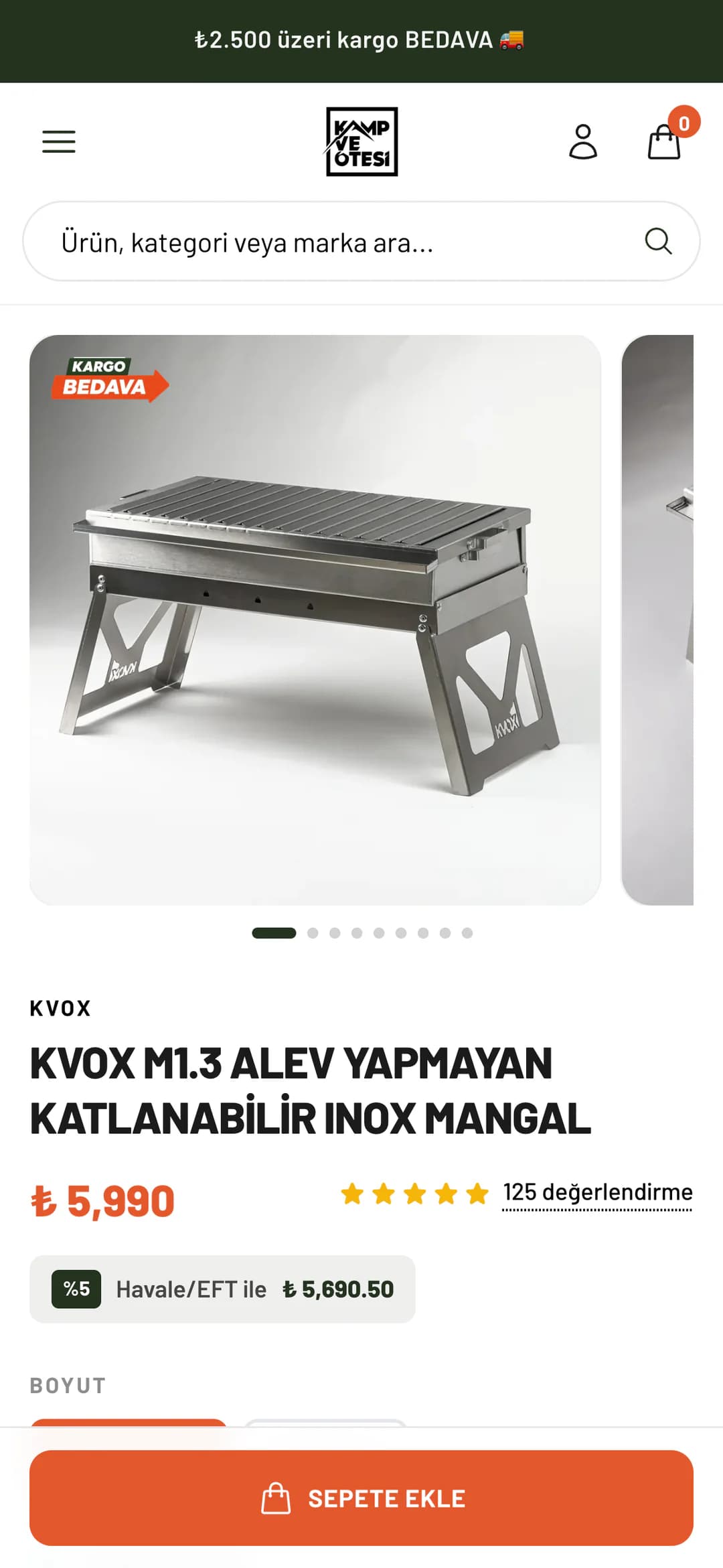 Kamp ve Ötesi KVOX M1.3 mangal ürün sayfası telefonda: galeride Kargo Bedava rozetli paslanmaz çelik katlanır mangal ve sayfa noktaları; altında KVOX markası, KVOX M1.3 Alev Yapmayan Katlanabilir Inox Mangal başlığı, ₺ 5,990 fiyat, 125 değerlendirme ve Havale/EFT ile %5 indirim satırı; altta yapışkan turuncu Sepete Ekle çubuğu.