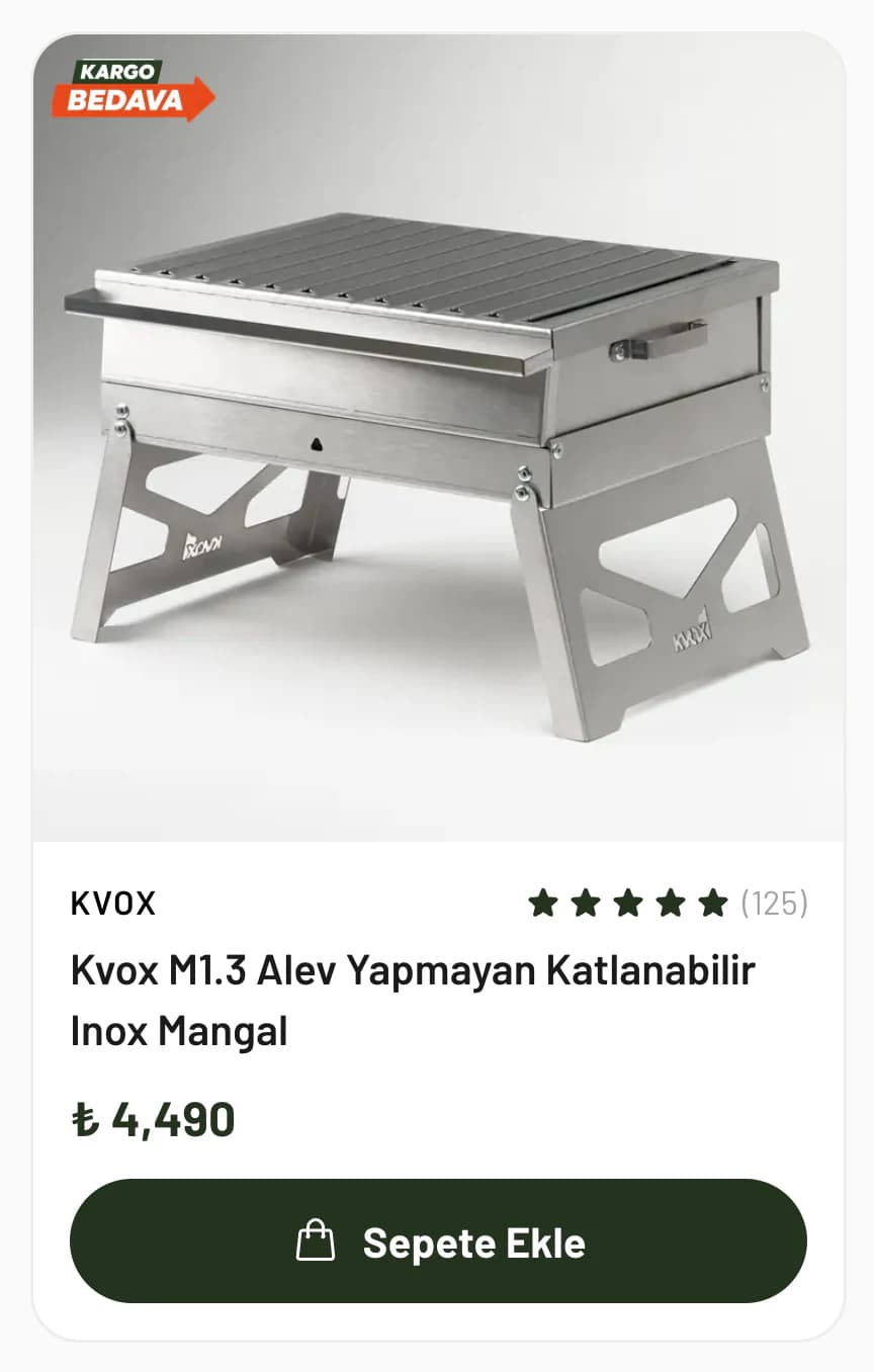 Haftanın vitrinindeki KVOX M1.3 ürün kartının yakın planı: Kargo Bedava rozeti ve beyaz zeminde paslanmaz çelik katlanır mangal; altında KVOX markası, beş yıldız ve 125 değerlendirme, Kvox M1.3 Alev Yapmayan Katlanabilir Inox Mangal adı, ₺ 4,490 fiyat ve koyu yeşil Sepete Ekle düğmesi.