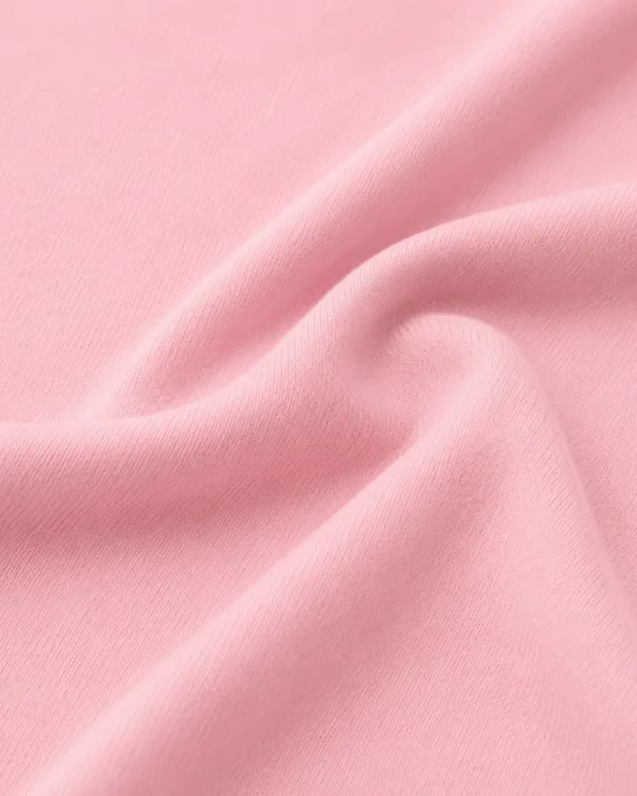 Le Pole'ün Cotton Candy kumaş dokusu: yumuşak kıvrımlı açık pembe kumaş.