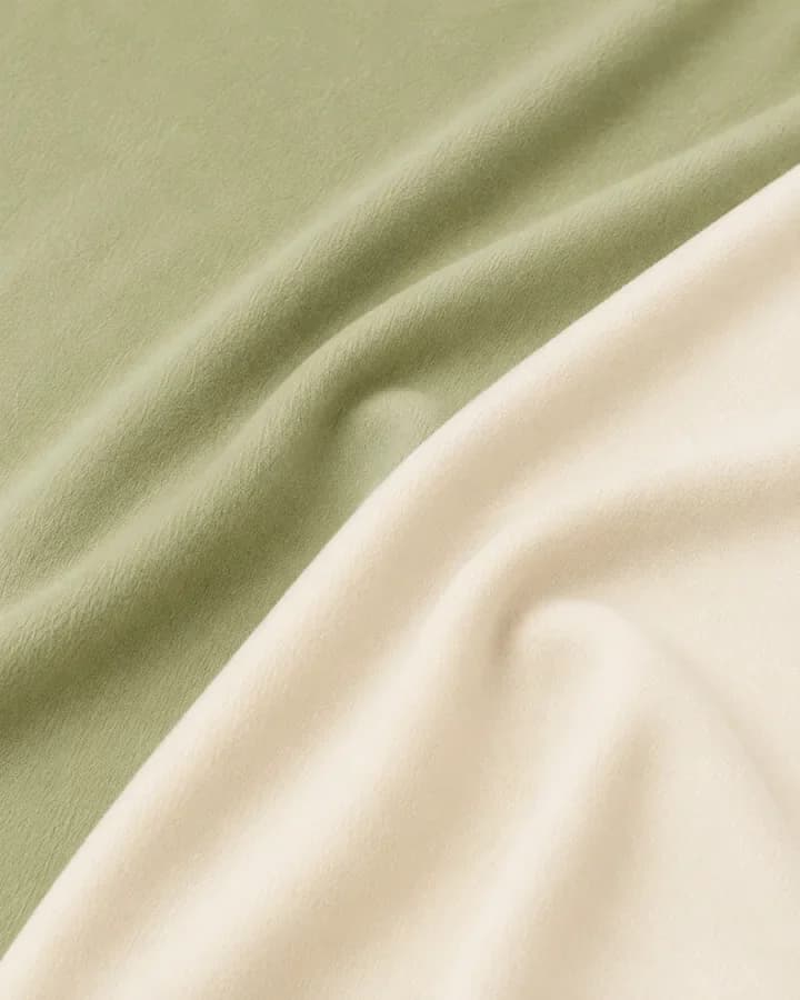 Le Pole'ün Matcha & Cream kumaş dokusu: üst üste kıvrılmış matcha ve cream renkli iki kumaş.