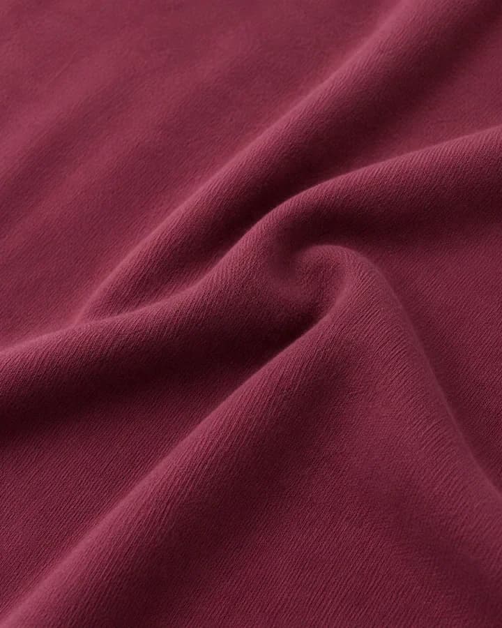 Le Pole'ün Red Plum kumaş dokusu: yumuşak kıvrımlı koyu erik rengi kumaş.
