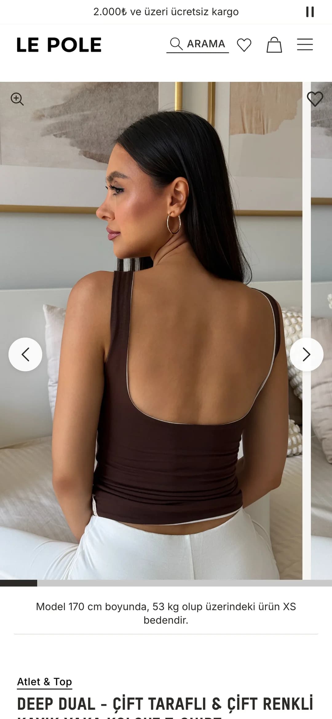 Le Pole Deep Dual ürün sayfası telefonda: ekran genişliğindeki dikey galeride arkası dönük model chocolate rengi atletle, iki yanda galeri okları; altında model ölçüsü notu ve ürün başlığı.