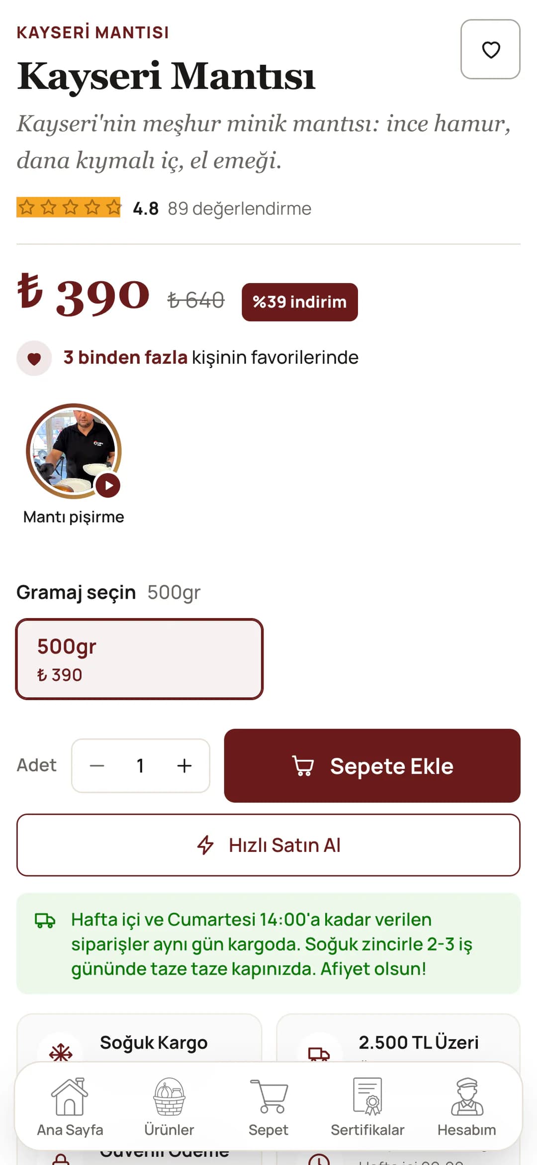 Pastırmacı Polat Kayseri Mantısı ürün sayfası telefonda, pastırmayla aynı düzende: kategori etiketi, serif başlık ve italik alt başlık, puan, ₺ 390 indirimli fiyat ve %39 indirim etiketi, favori notu, Mantı pişirme video yuvarlağı, Gramaj seçin altında tek 500gr kutusu, Sepete Ekle, Hızlı Satın Al ve yeşil kargo saati notu.