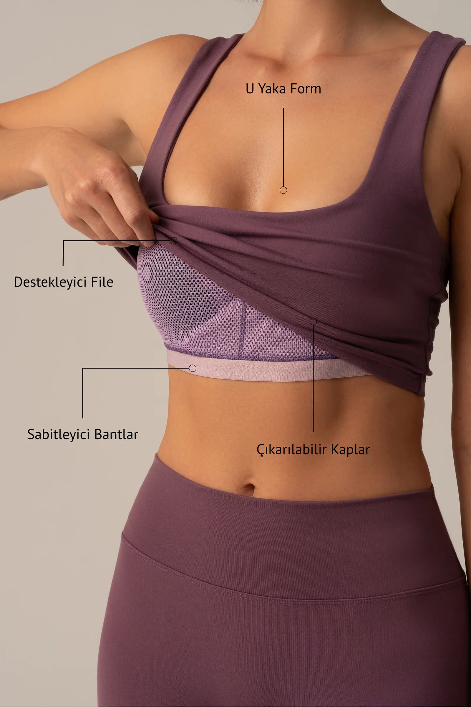 Couture çift katmanlı crop üstün notlu yakın planı: mürdüm üstün eteğini kaldıran model, içte lila destekleyici file; fotoğraf üzerinde U Yaka Form, Destekleyici File, Sabitleyici Bantlar ve Çıkarılabilir Kaplar notları.