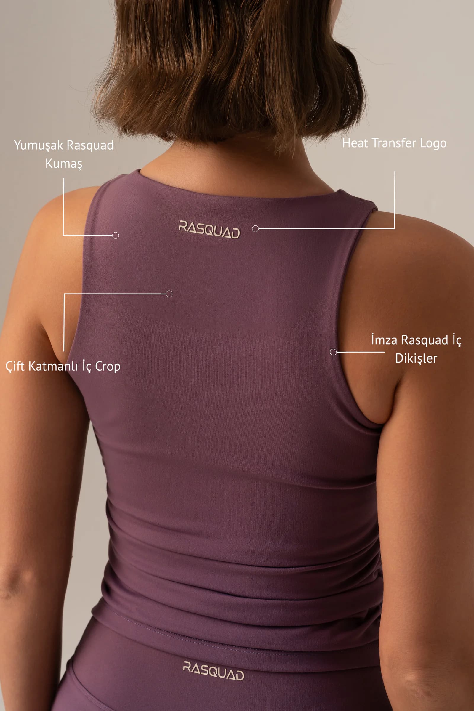 Final Call atletin sırttan notlu görseli: kısa saçlı model, mürdüm atletin sırtında küçük RASQUAD logosu; fotoğraf üzerinde Yumuşak Rasquad Kumaş, Heat Transfer Logo, Çift Katmanlı İç Crop ve İmza Rasquad İç Dikişler notları.