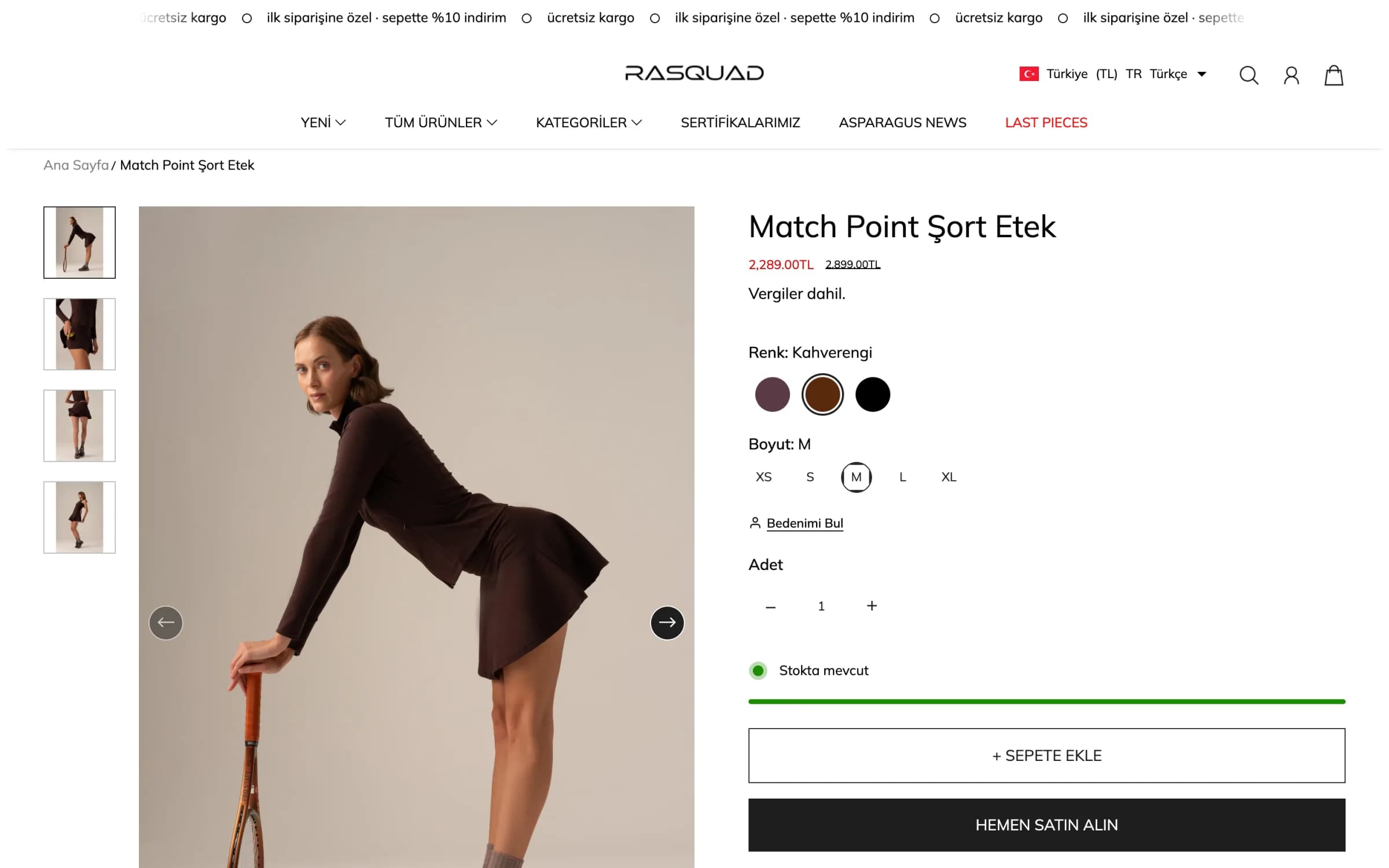 Rasquad Match Point Şort Etek ürün sayfası, masaüstünde: solda küçük resimler ve kahverengi şort etek giyip tenis raketine yaslanan modelin büyük görseli; sağda ürün adı, indirimli ve üstü çizili fiyat, Renk: Kahverengi altında seçili kahverengi renk dairesi, Boyut: M altında seçili M bedeni, Bedenimi Bul bağlantısı, adet seçici, Stokta mevcut göstergesi, Sepete Ekle ve Hemen Satın Alın düğmeleri.