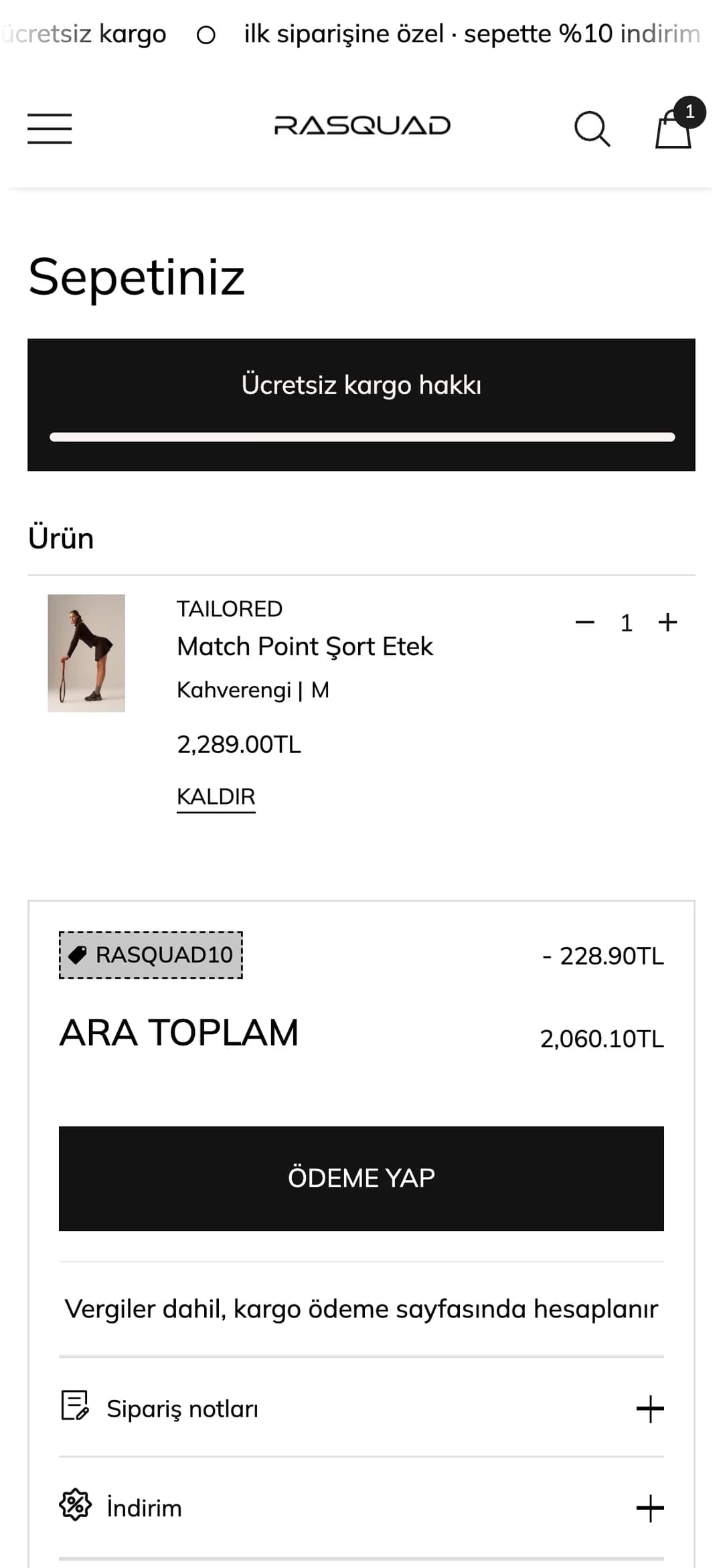 Rasquad sepet sayfası telefonda: Sepetiniz başlığı altında siyah kutuda Ücretsiz kargo hakkı yazısı ve dolu ilerleme çubuğu; sepette Kahverengi, M beden Match Point Şort Etek ve 2,289.00TL fiyatı, RASQUAD10 indirimiyle -228.90TL, 2,060.10TL ara toplam ve ÖDEME YAP düğmesi; altta Sipariş notları ve İndirim alanları.