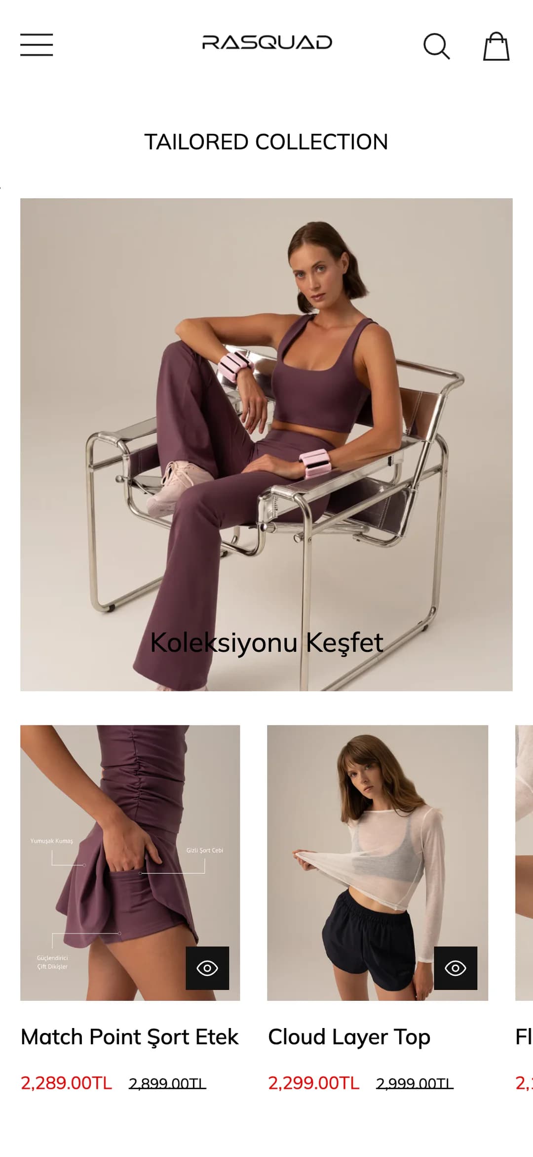 Rasquad ana sayfasındaki Tailored Collection kitapçığı telefonda: kısa başlığın altında metal koltukta oturan, mürdüm bra ve İspanyol paça tayt giyen modelin geniş fotoğrafı ve Koleksiyonu Keşfet yazısı; altta Match Point Şort Etek ve Cloud Layer Top kartları indirimli fiyatlarıyla.