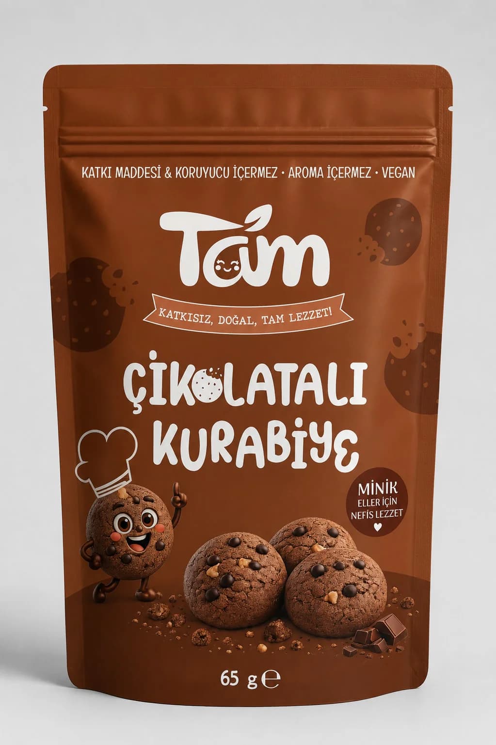 Tam Çikolatalı Kurabiye 65 g ambalajı: kahverengi paketin üzerinde çikolata parçacıklı kurabiyeler.
