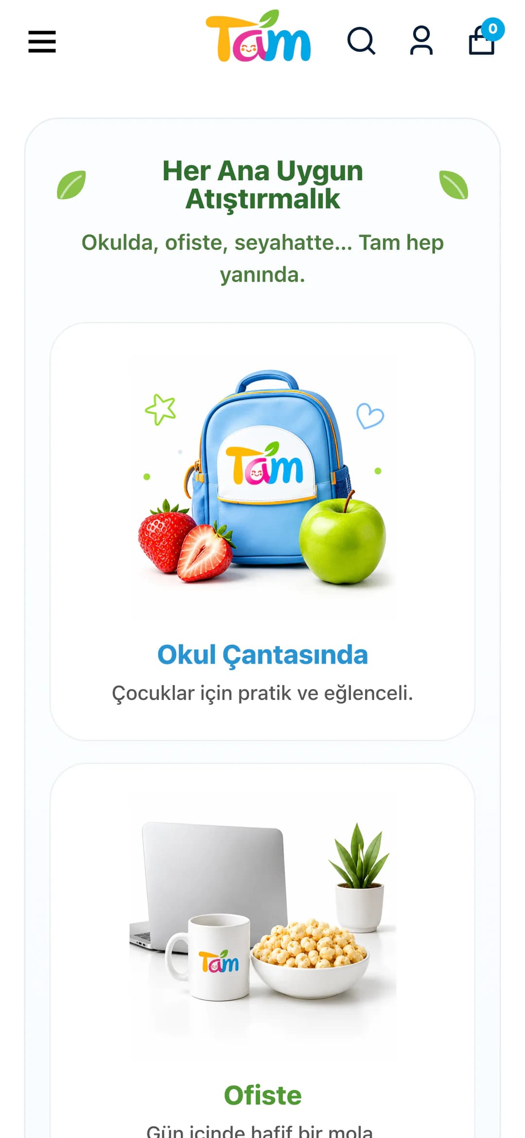 Tam ana sayfasındaki Her Ana Uygun Atıştırmalık bölümü telefonda: Okulda, ofiste, seyahatte… Tam hep yanında alt başlığı; Tam logolu mavi okul çantası, çilek ve yeşil elmayla Okul Çantasında kartı ve altında dizüstü bilgisayar, Tam kupası ve popcornla Ofiste kartı.