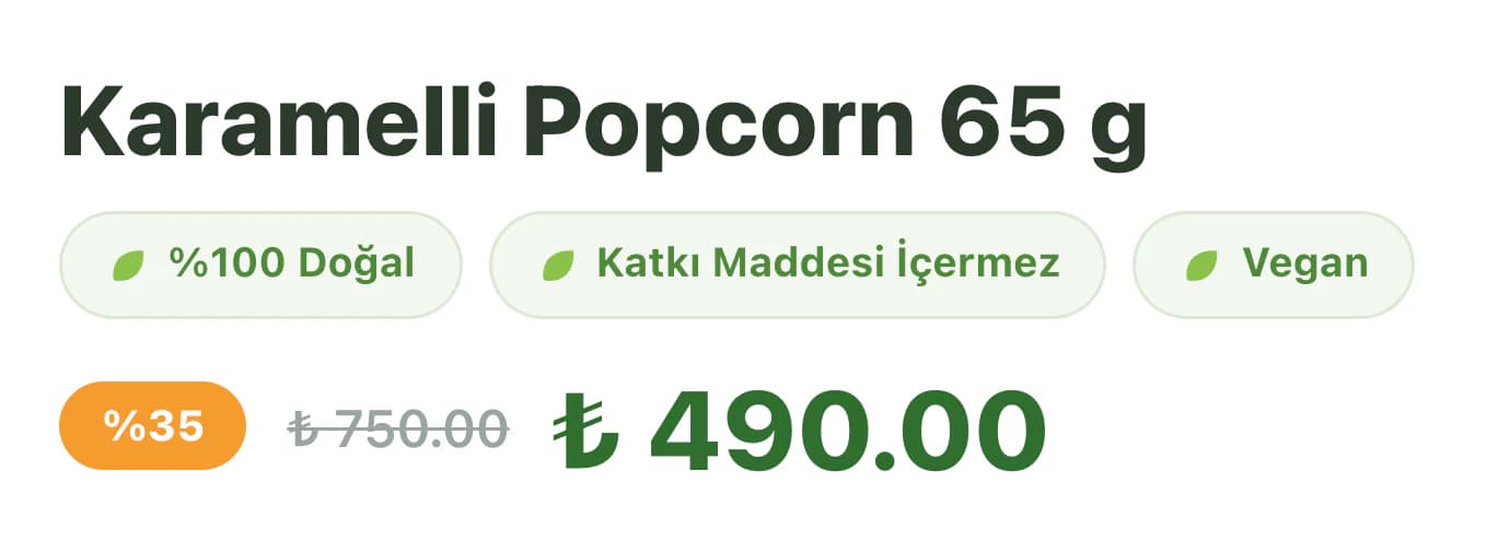 Tam ürün sayfasının üst kısmının yakın planı: Karamelli Popcorn 65 g başlığı, yaprak simgeli %100 Doğal, Katkı Maddesi İçermez ve Vegan rozetleri, turuncu %35 rozeti, üstü çizili ₺750.00 ve yeşil ₺490.00.