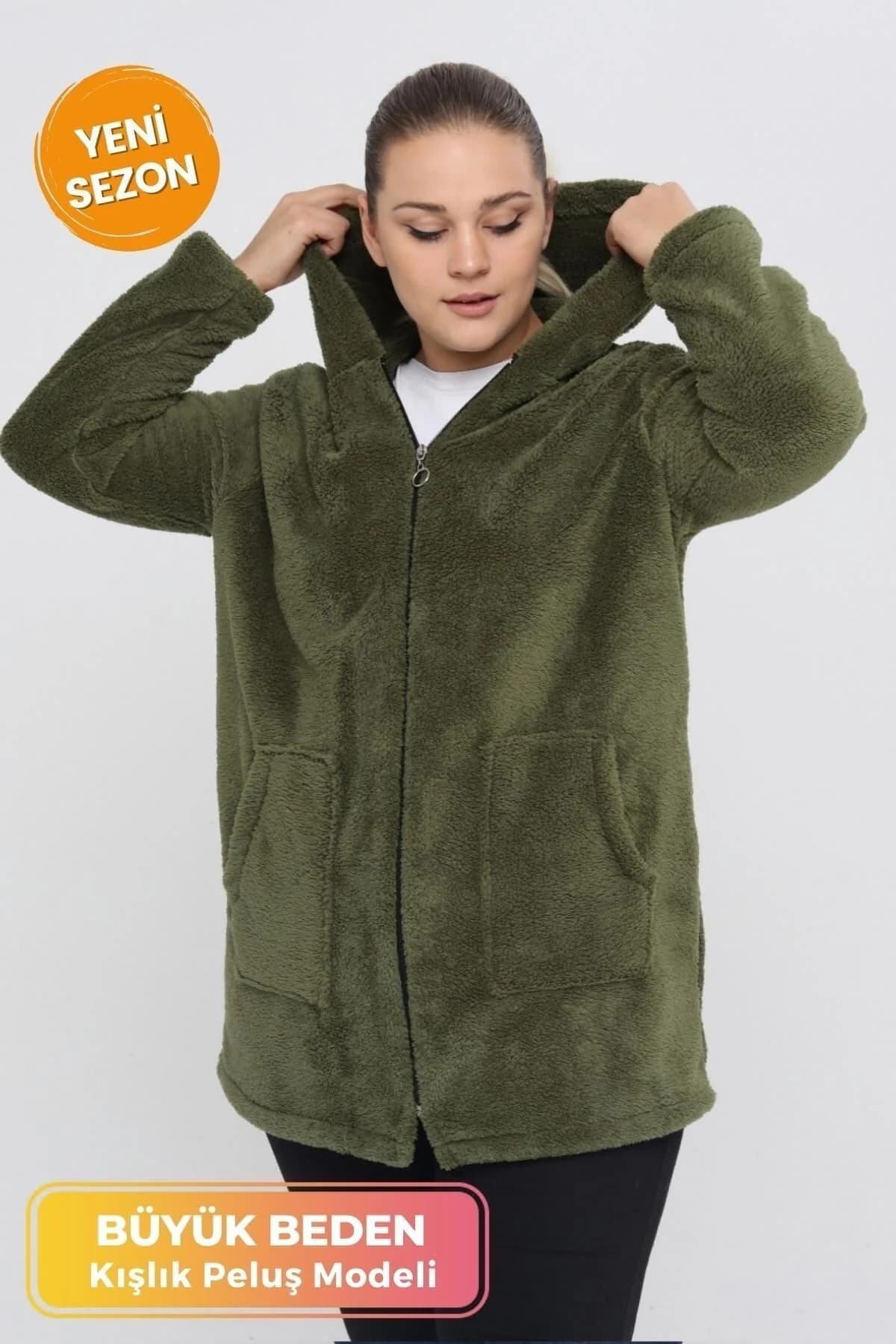 Tarzım Süper ürün fotoğrafı: açık gri fonda kapüşonunu tutan, haki fermuarlı cepli peluş sweatshirt giyen model; Yeni Sezon ve Büyük Beden Kışlık Peluş Modeli rozetleri.