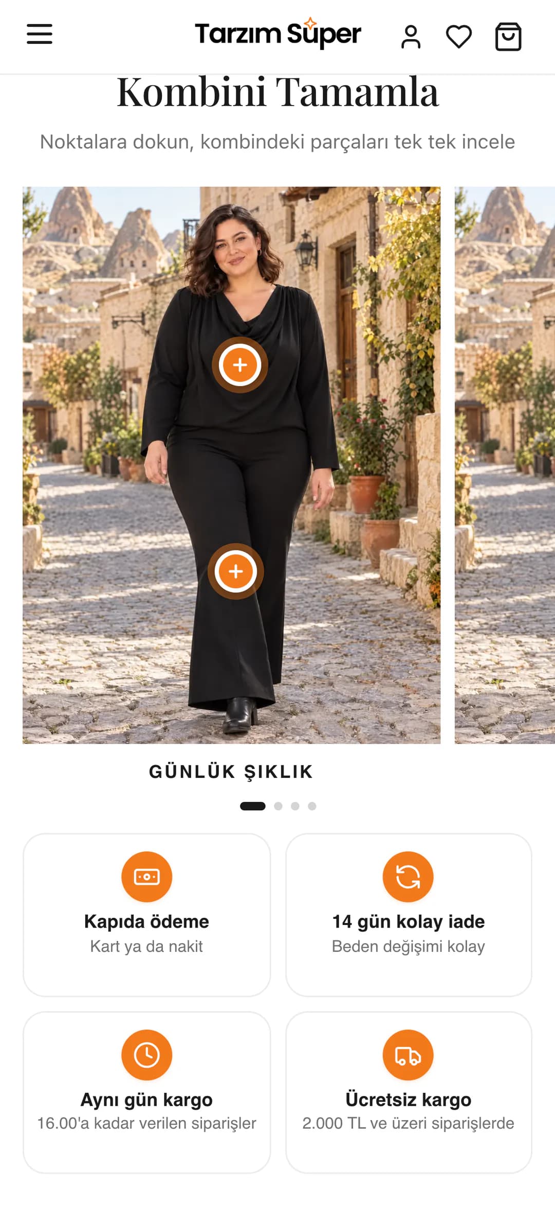 Tarzım Süper ana sayfasında Kombini Tamamla alanı telefonda: siyah bluz ve siyah pantolonlu kombin görselinde dokunulabilir turuncu noktalar; altında Kapıda ödeme, 14 gün kolay iade, Aynı gün kargo ve Ücretsiz kargo kutuları.