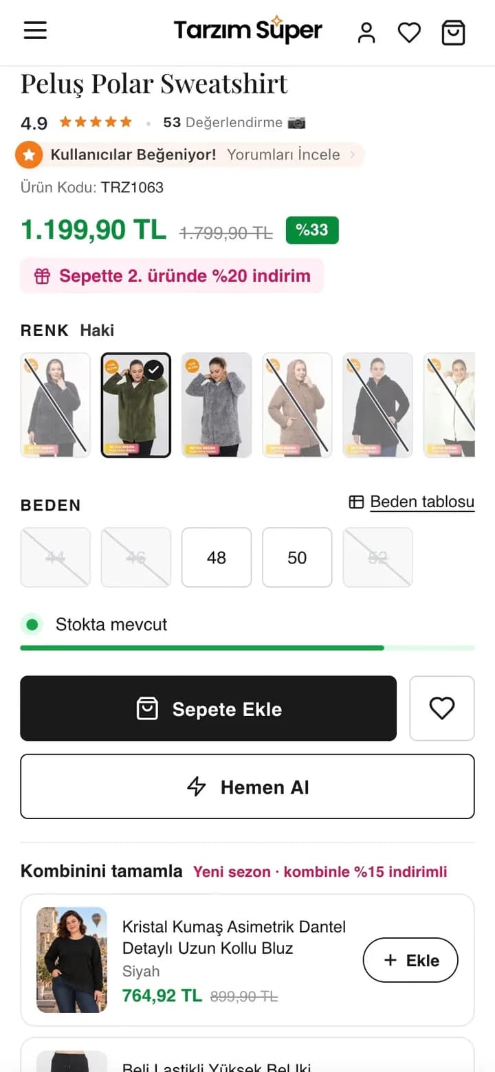 Tarzım Süper peluş sweatshirt sayfası telefonda, Haki renk seçiliyken: fotoğraflı renk seçeneklerinde Haki işaretli, tükenen renkler çizgili; bedenlerde 48 ve 50 seçilebilir, 44, 46 ve 52 üstü çizili; Stokta mevcut çubuğu, Sepete Ekle ve Hemen Al düğmeleri.