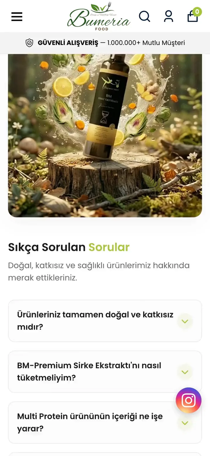 Bumeria Food ana sayfasındaki Sıkça Sorulan Sorular telefonda: güven bandının altında ormanda sirke ekstraktı şişesi görselinin alt kısmı, Sıkça Sorulan Sorular başlığı ve katkısızlık, sirke ekstraktı ve Multi Protein soruları; sağ altta Instagram düğmesi.