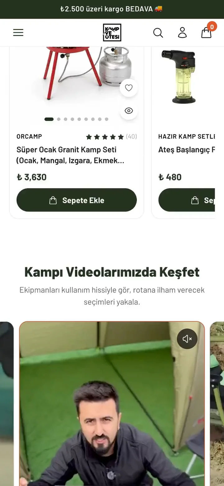 Kamp ve Ötesi ana sayfası telefonda: üstte Avantajlı Setler'in son kartları, altında Kampı Videolarımızda Keşfet başlığı ve dikey videoda KVOX M1.3 mangalı tanıtan bir kişi.