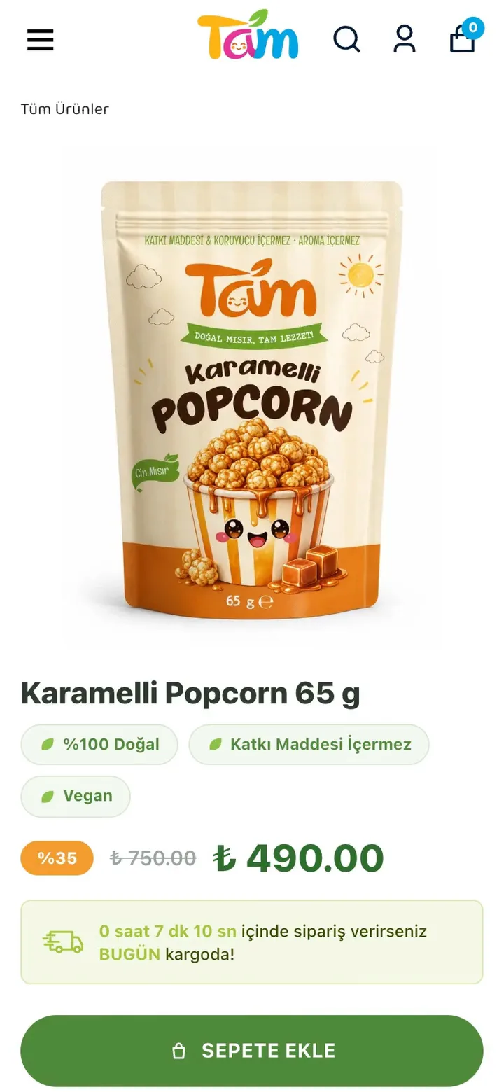 Tam Karamelli Popcorn 65 g ürün sayfası telefonda: ekran genişliğinde ambalaj görseli, ürün adı, %100 Doğal, Katkı Maddesi İçermez ve Vegan rozetleri, %35 rozeti, üstü çizili ₺750.00 ve ₺490.00 fiyat, aynı gün kargo için kalan süreyi gösteren yeşil kutu ve SEPETE EKLE düğmesi.